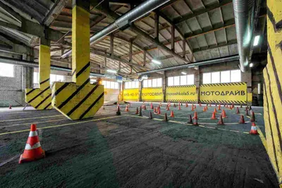 Круговая учебная дорожка между колоннами крытого мотодрома