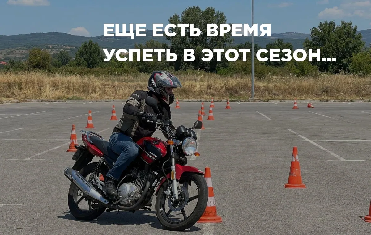 Мотоциклист отрабатывает маневрирование между конусами — иллюстрация обучения в мотосезон